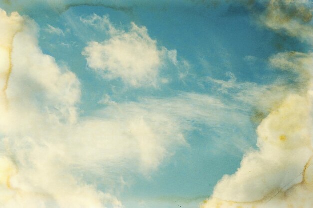 Fondo vintage en el cielo azul con nubes