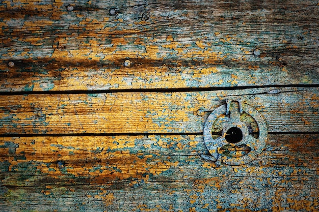 Fondo vintage original de tablas de madera con clavos y un disco de hierro.