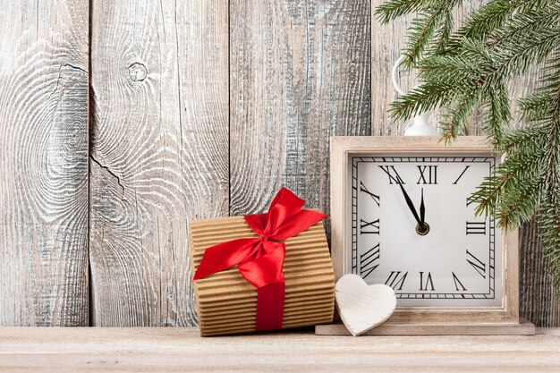 Fondo de víspera de Navidad y año nuevo con caja de regalo y reloj