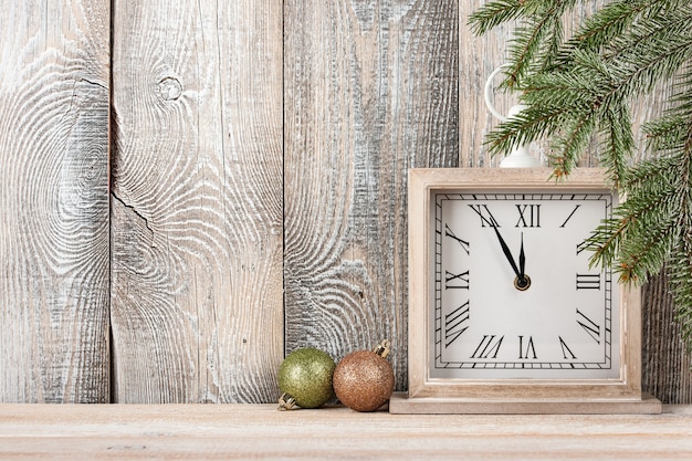 Fondo de víspera de Navidad y año nuevo con reloj