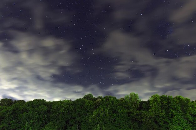 Fondos de cielo nocturno con estrellas y nubes