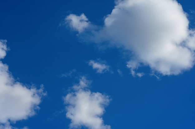 fondos de cielo con nubes blancas