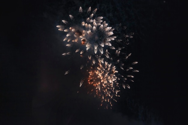 Fondos de fuegos artificiales de vacaciones con chispas de estrellas de colores y brillantes