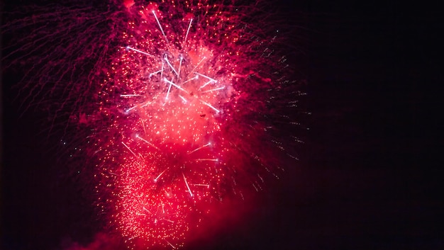 Fondos de fuegos artificiales de vacaciones con chispas, estrellas de colores y nebulosa brillante en el universo del cielo nocturno negro, cometas. Espectáculo de fuegos artificiales coloridos de belleza increíble en la celebración, mostrando. Fondos de vacaciones