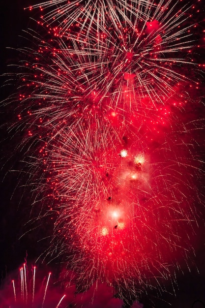 Fondos de fuegos artificiales de vacaciones con chispas, estrellas de colores y nebulosa brillante en el universo del cielo nocturno negro, cometas. Increíble exhibición de fuegos artificiales de colores de belleza en la celebración, mostrando. Fondos de vacaciones