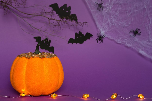 Fondos de Halloween de calabazas blancas, naranjas y doradas, arañas y murciélagos negros sobre un fondo morado con telarañas y paisajes terribles Horror y unas vacaciones aterradoras con espacio para copiar