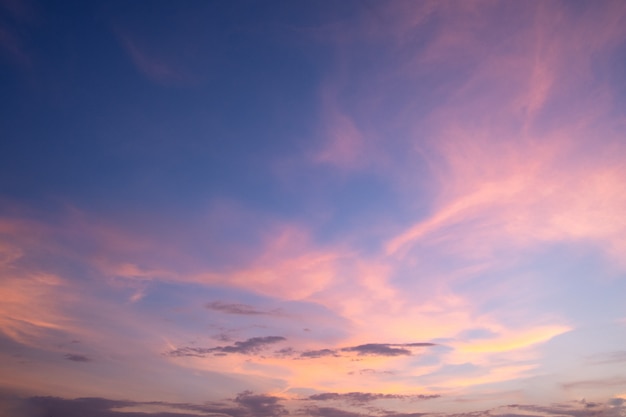 Fondos, luz, cielo de tarde y nubes.