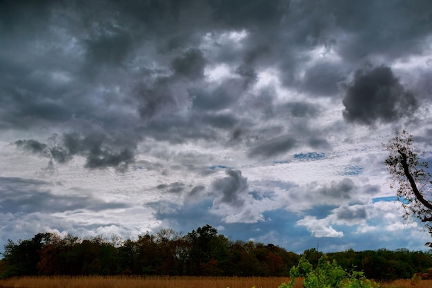 Fondos naturales cielo tormentoso nube tormentosa con posible formación de un tornado con un leve