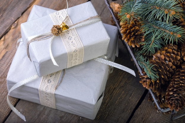 Fondos navideños. Regalos y decoración navideña en el fondo de madera.