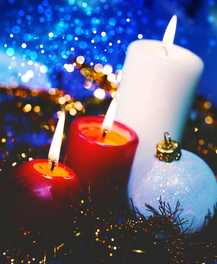Foto fondos navideños con velas y guirnaldas para tu diseño.