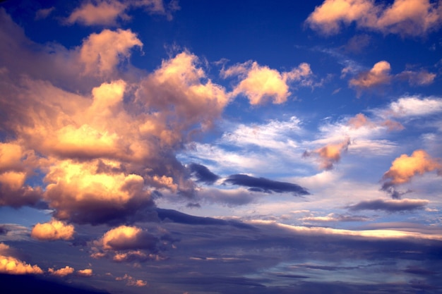 Fondos de pantalla Fondo puesta de sol, cielo con nubes de colores
