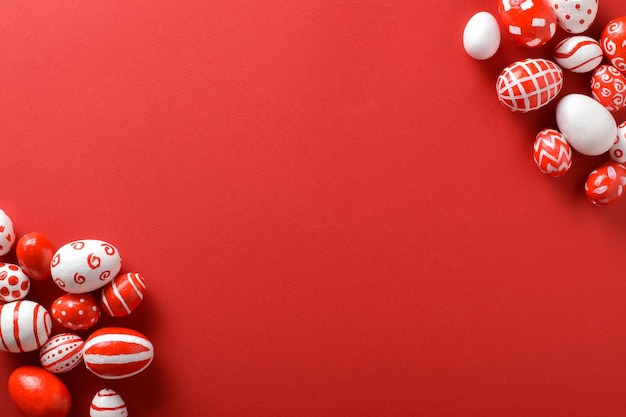 Foto fondos de pascua esparcidos huevos de pascua rojos y blancos sobre un fondo rojo brillante