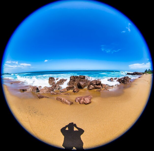 Fondos tropicales asombrosos en las playas de la isla paradisíaca de Sudáfrica. Una ola del océano rompe en la costa rocosa. Vacaciones en la costa de Sudáfrica de RSA