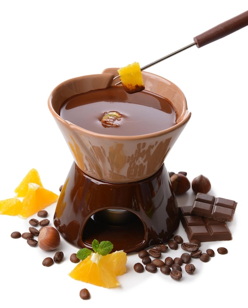 Foto fondue de chocolate con frutas aislado en blanco