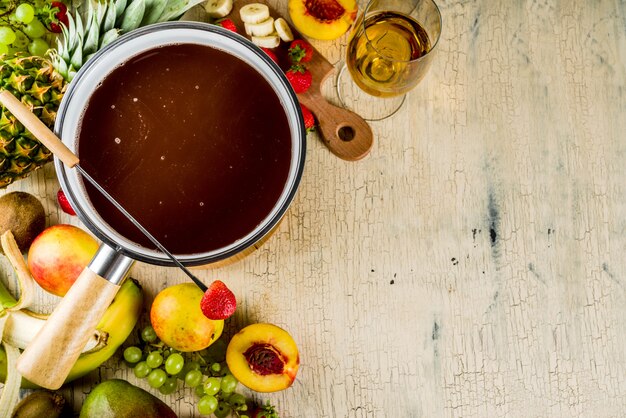 Fondue de chocolate con frutas y bayas