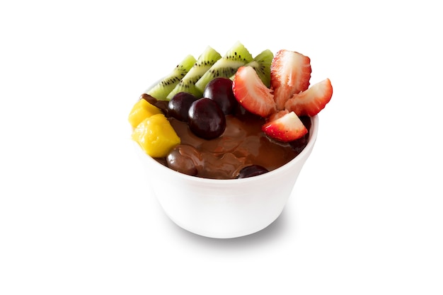 Fondue de chocolate con frutas, mango, fresa, kiwi y uva. Fondo blanco.