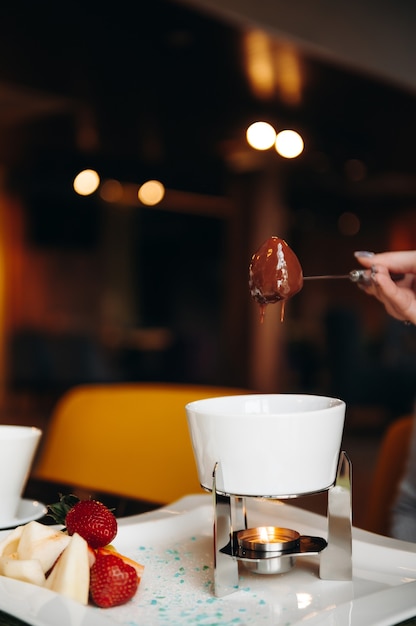 Fondue de chocolate con frutos rojos frescos