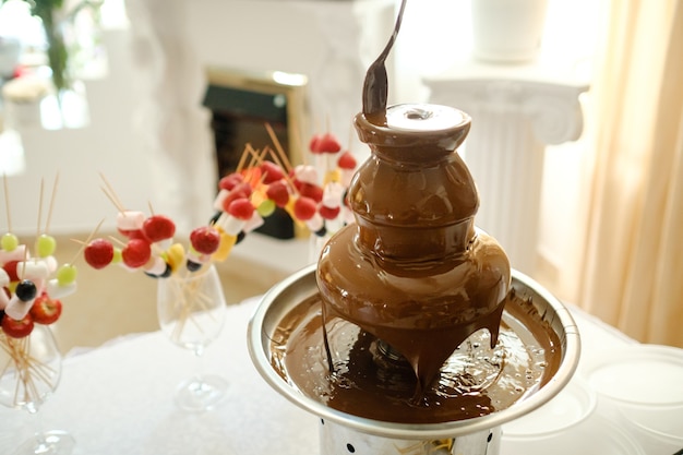 Fondue com fonte de chocolate e doces. tema doce