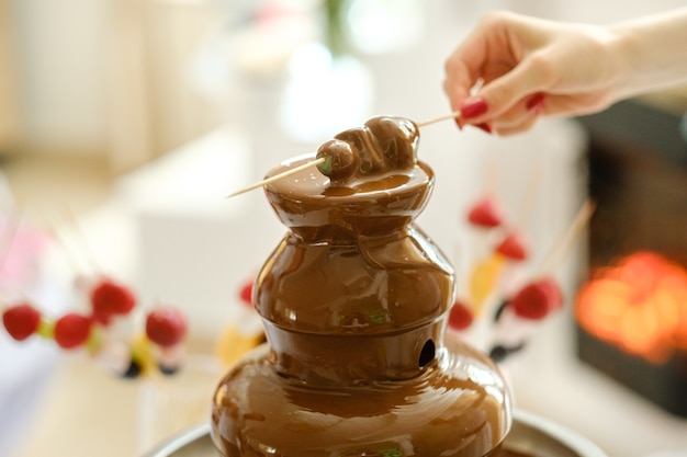 Fondue com fonte de chocolate e doces. Tema doce