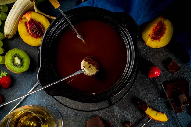 Foto fondue de chocolate com frutas e bagas