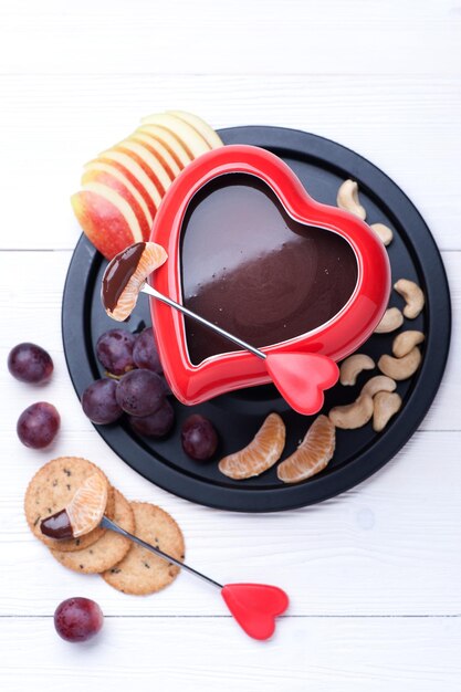 Fondue de chocolate com vista superior de frutas