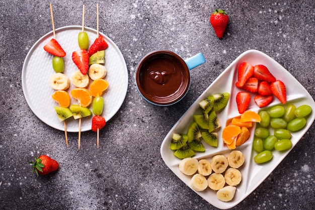 Fondue de chocolate doce com frutas