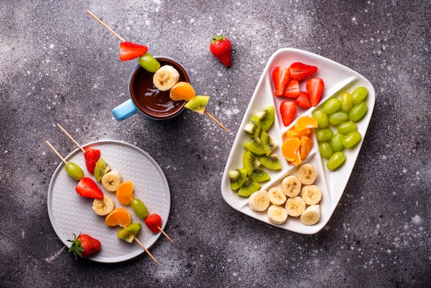 Fondue de chocolate doce com frutas