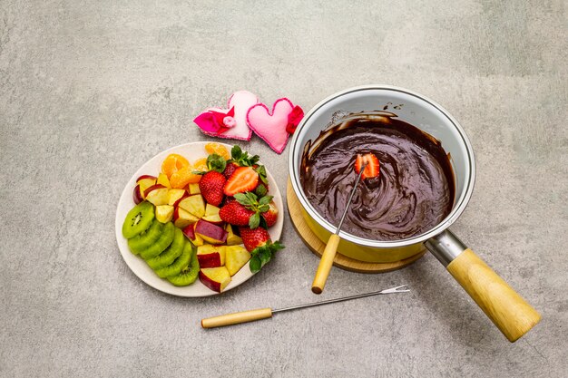 Fondue de chocolate sortido com frutas e corações