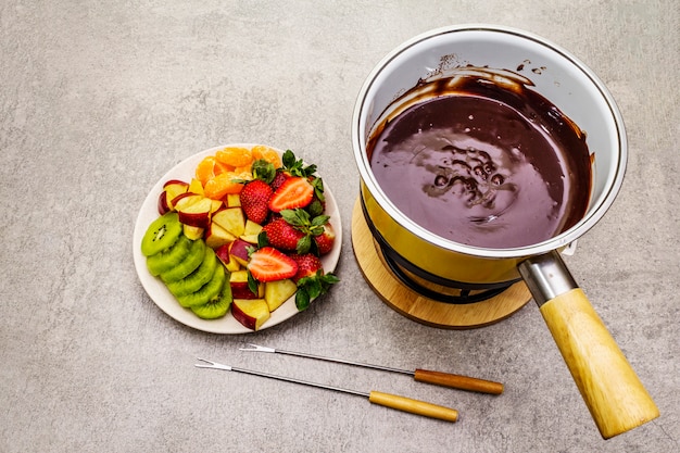 Fondue de chocolate sortido com frutas frescas