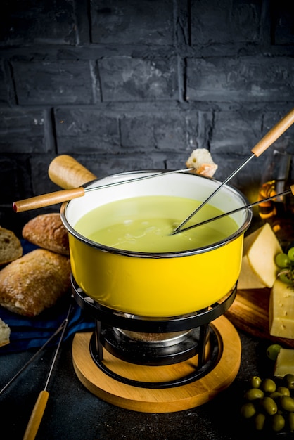 Fondue de queijo suíço clássico