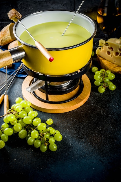 Fondue de queijo suíço clássico