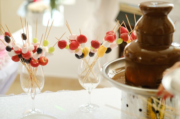 Fondue con fuente de chocolate y dulces para ella Tema dulce