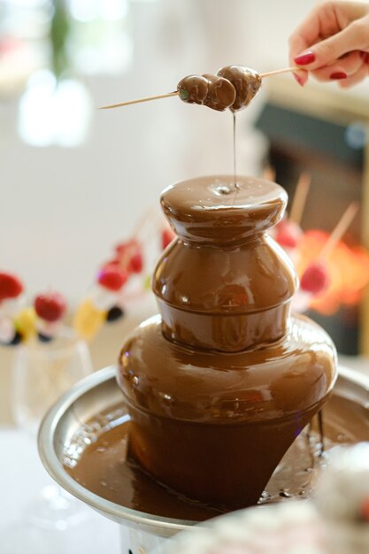 Fondue con fuente de chocolate y dulces para ella Tema dulce