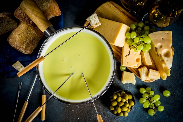 Fondue de queso suizo clásica