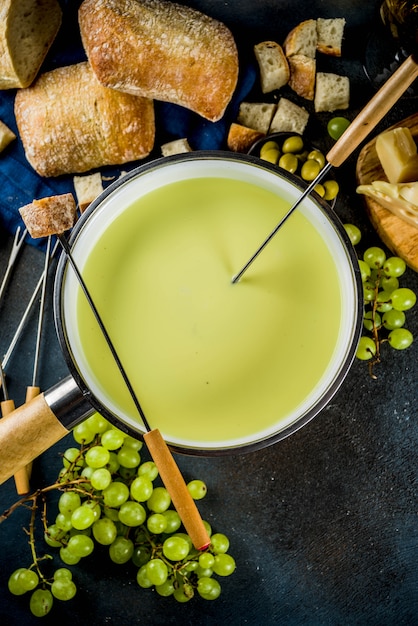 Fondue de queso suizo clásica