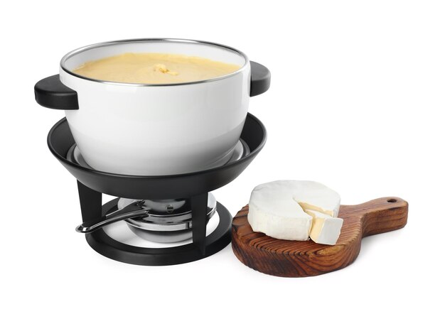 Fondue con sabroso queso derretido y camembert aislado en blanco