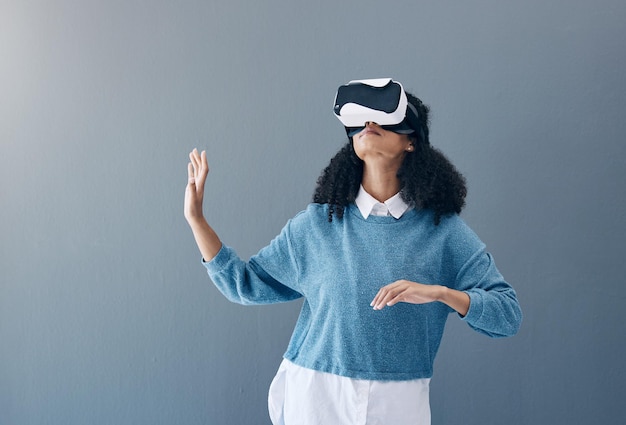 Fone de ouvido de realidade virtual Metaverse e mulher com as mãos para espaço de maquete e jogo 3D no estúdio Óculos de tecnologia vr pessoa do jogador para jogos futuristas do mundo digital e experiência ux em fundo cinza