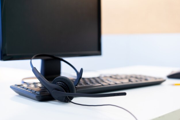 Fone de ouvido do call center e voip para tecnologia de comunicação no computador pc desktop