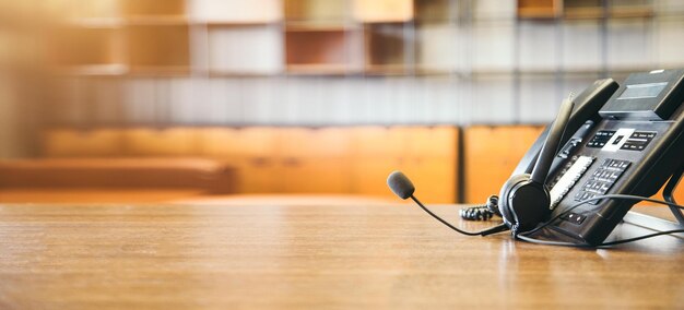 Foto fone de ouvido e equipamento de suporte ao cliente no call center pronto para serviço ativo call center de suporte de comunicação e help desk de atendimento ao cliente para o conceito de call center