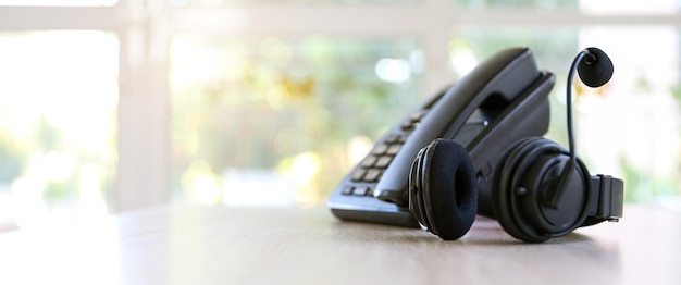 Fone de ouvido e telefone na mesa