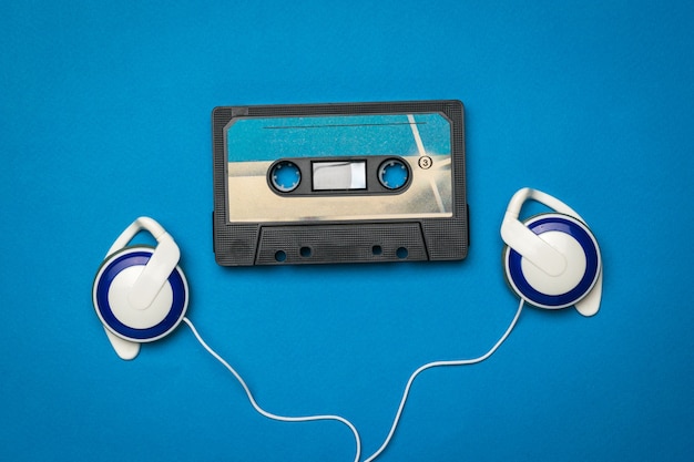 Fones de ouvido azuis e um gravador azul sobre um fundo azul.