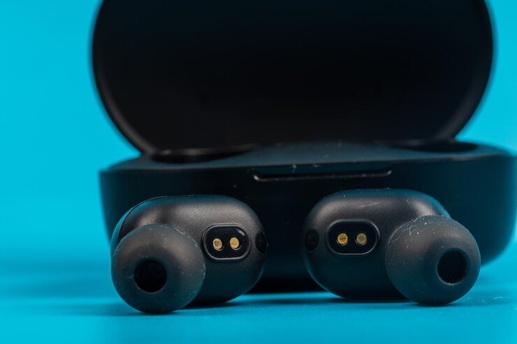 Foto fones de ouvido bluetooth sem fios isolados em fundo azul