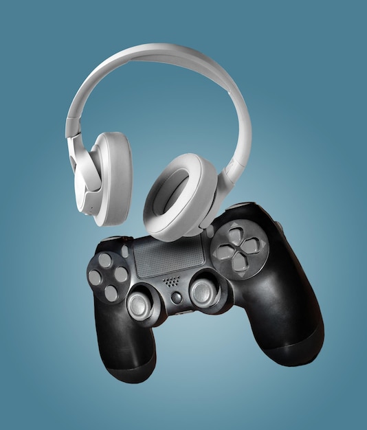 fones de ouvido brancos e gadget para jogos de computador em um fundo azul