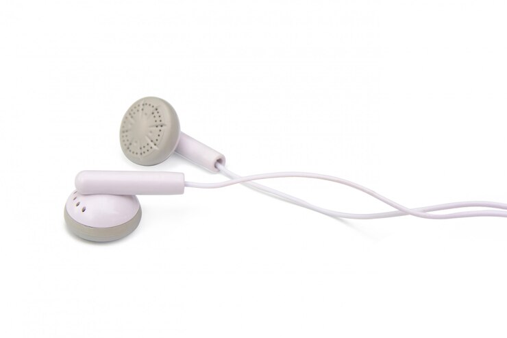 Foto fones de ouvido brancos isolados no branco com traçado de recorte