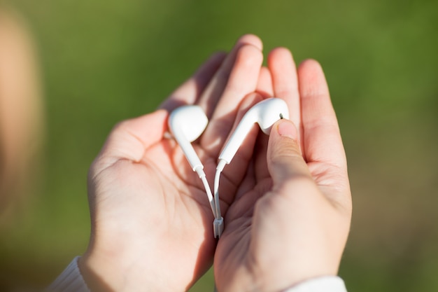 Fones de ouvido com áudio nas mãos das crianças.