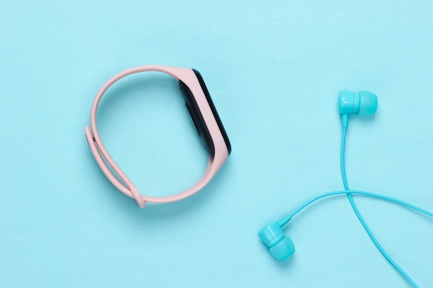 Fones de ouvido com pulseira inteligente em azul pastel