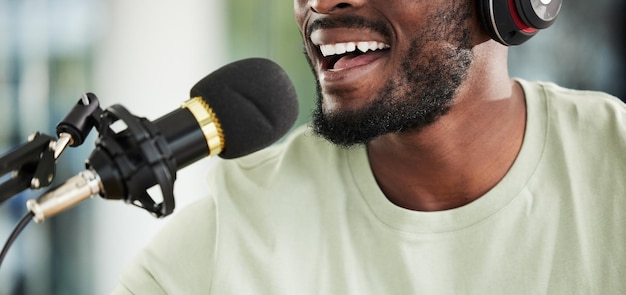 Fones de ouvido de microfone e homem transmitindo close-up ao vivo e transmissão de mídia com apresentador de rádio na web Influenciador de pessoa feliz ou criador de conteúdo com gravação de microfone na Internet e networking com felicidade