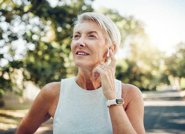 Fones de ouvido de música e fitness para mulheres idosas para treinamento de exercícios ou exercícios no parque natural ou no jardim da Suécia Pensando em uma pessoa madura ouvindo podcast de saúde ou áudio de motivação de bem-estar