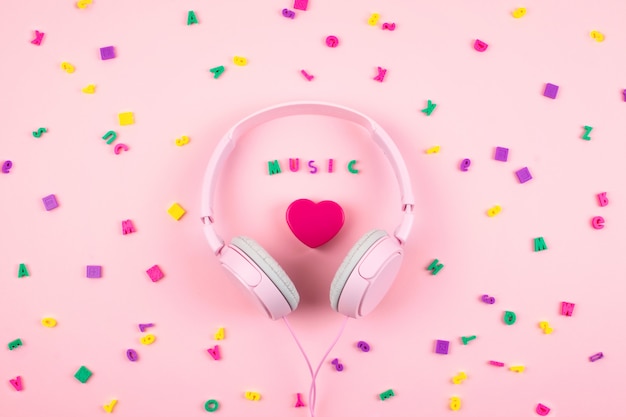 Foto fones de ouvido-de-rosa e coração com palavra música