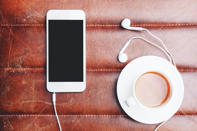 Fones de ouvido e café do smartphone